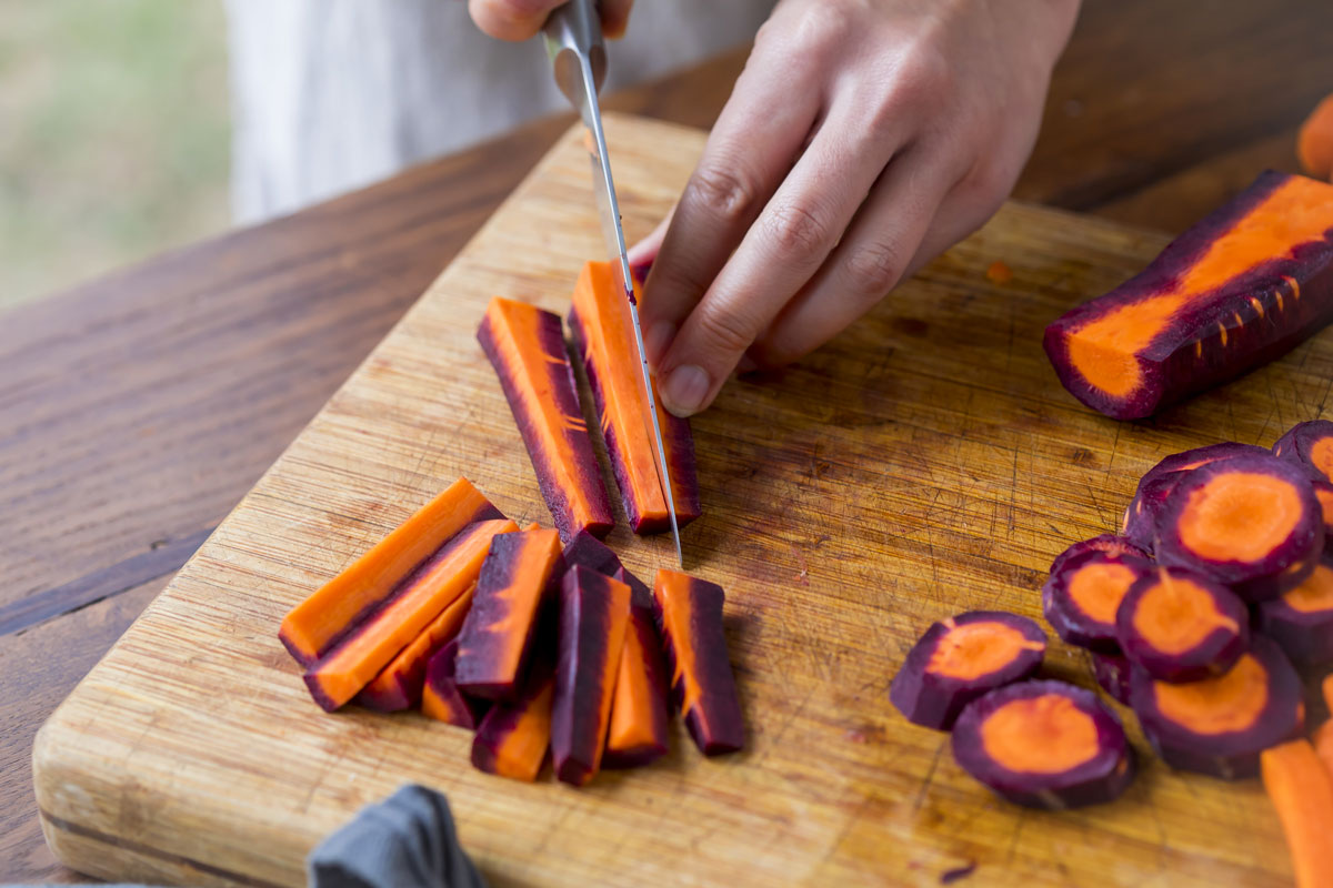 Couper les carottes en batonnets